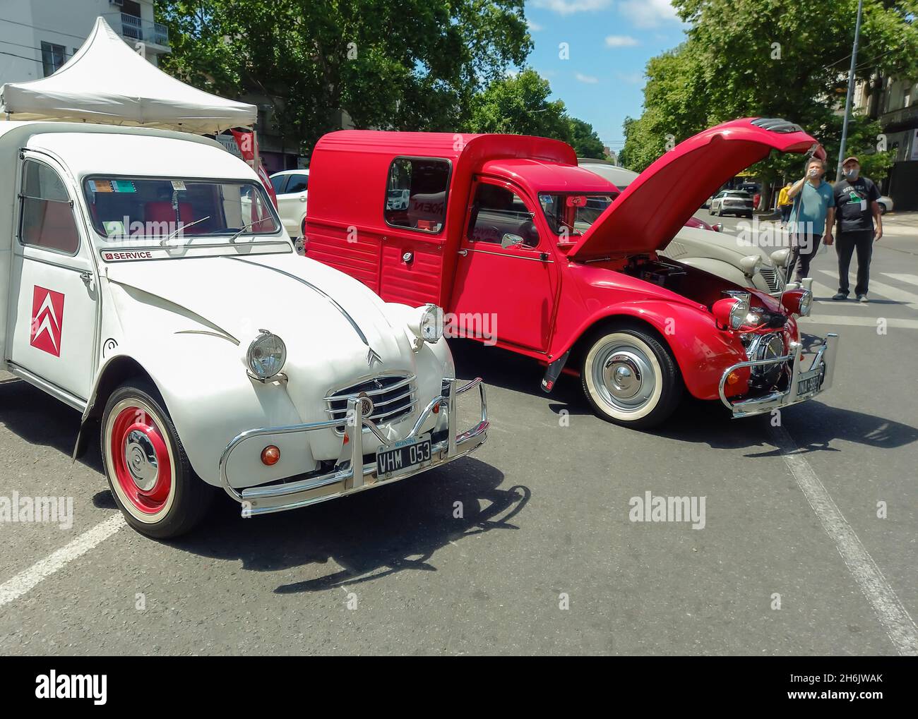 BUENOS AIRES, ARGENTINE - 07 novembre 2021 : deux vieux utilitaires Citroën 2CV ou 3CV 1960-1979 dans la rue.Expo Warnes 2021 : salon de la voiture classique.Co Banque D'Images