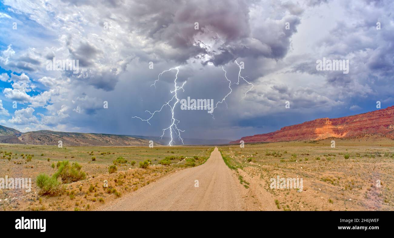 Tempête de foudre traversant House Rock Valley Road sur le côté ouest du monument national de Vermilion Cliffs, Arizona, États-Unis d'Amérique Banque D'Images