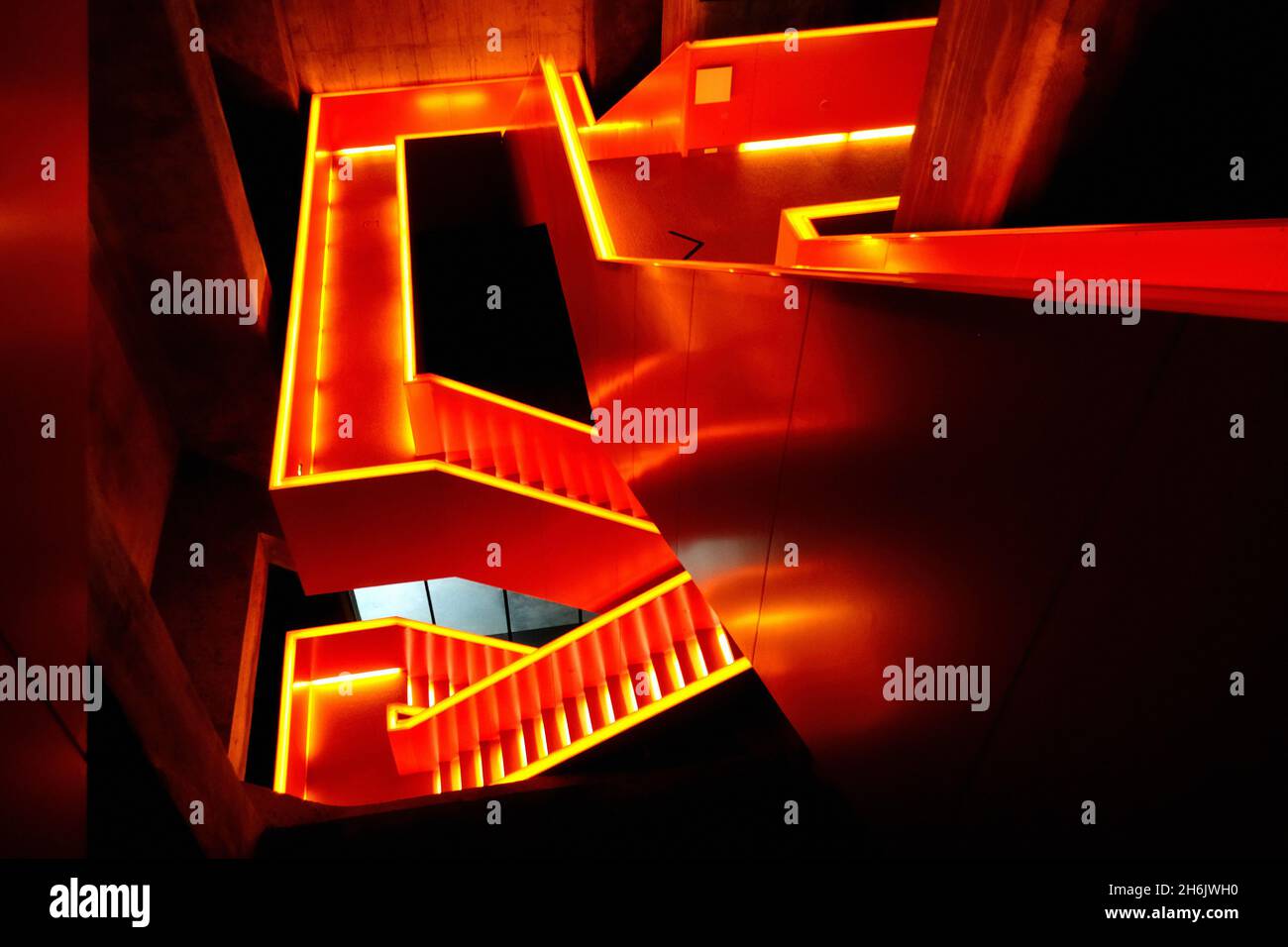 Allemagne, NRW, Essen, Zeche Zollverein ; escalier lumineux menant au musée de la Ruhr. Banque D'Images