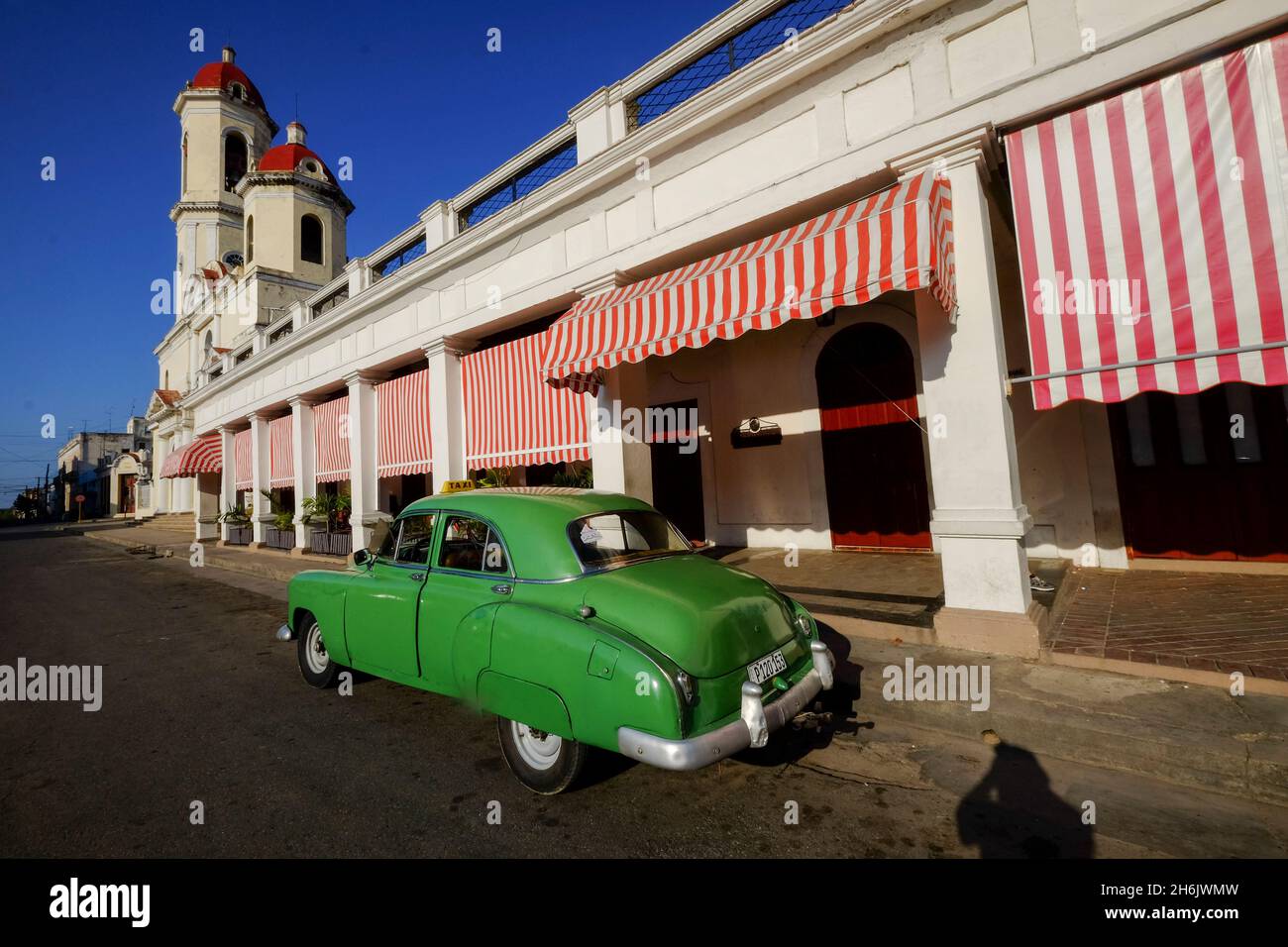 Voiture d'époque garée le long de la rue avec Catedral de la Purisima Concepcion, Cienfuegos, Etats-Unis, Cuba, Antilles,Amérique centrale Banque D'Images