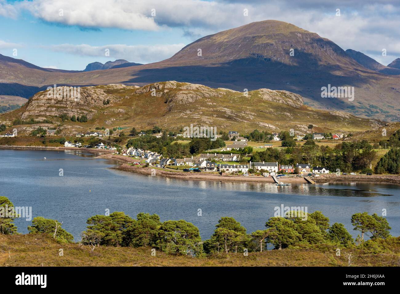 Village de Shieldag sur la rive du Loch Torridon, Highlands du Nord-Ouest, Écosse, Royaume-Uni, Europe Banque D'Images