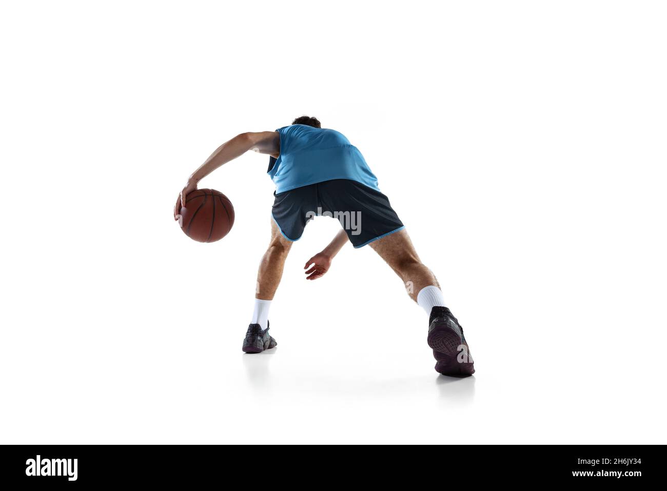 Vue arrière d'un joueur de basket-ball professionnel en uniforme de sport bleu isolé sur fond blanc de studio. Banque D'Images