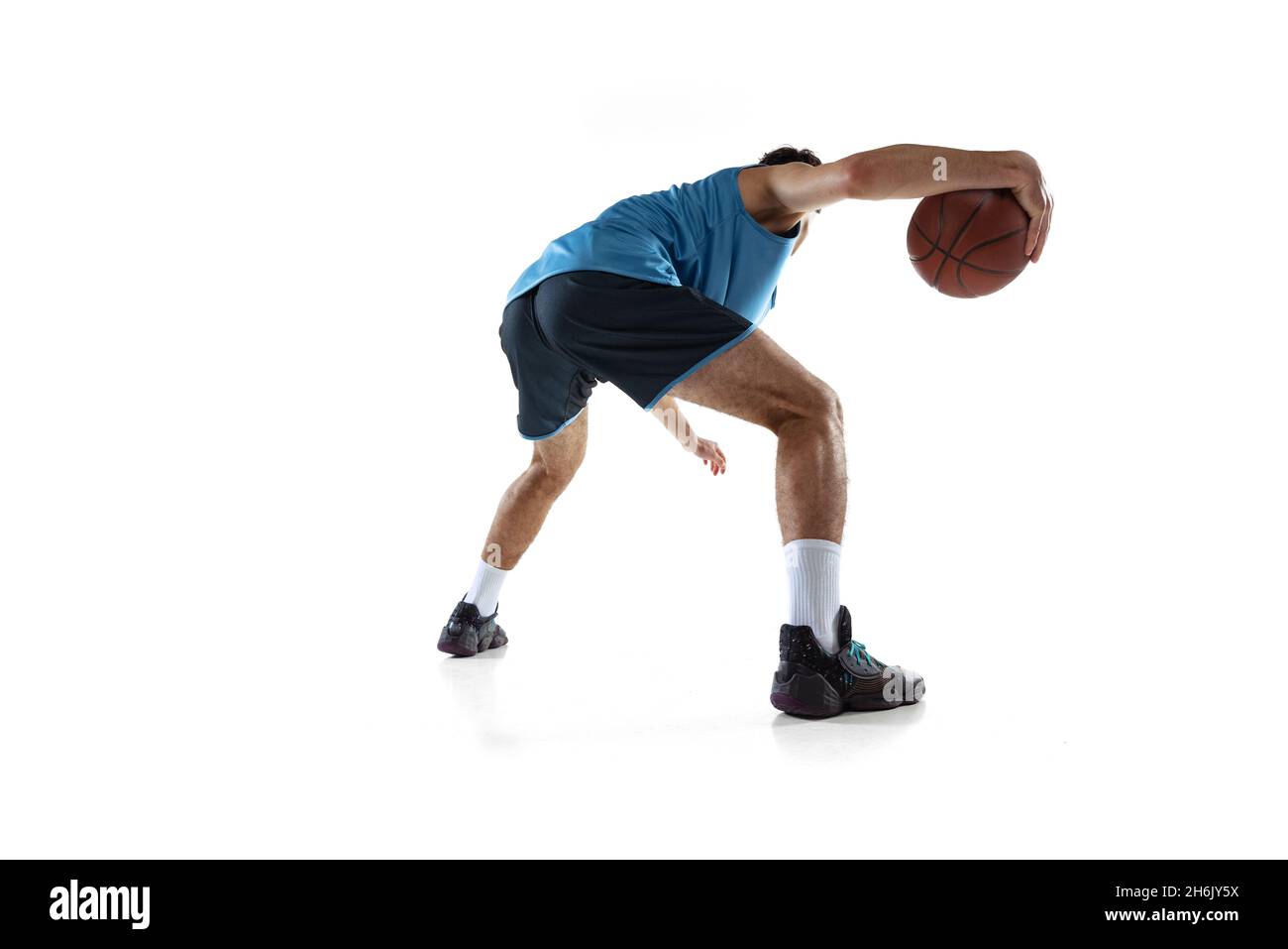 Vue arrière d'un joueur de basket-ball professionnel en uniforme de sport bleu isolé sur fond blanc de studio. Banque D'Images