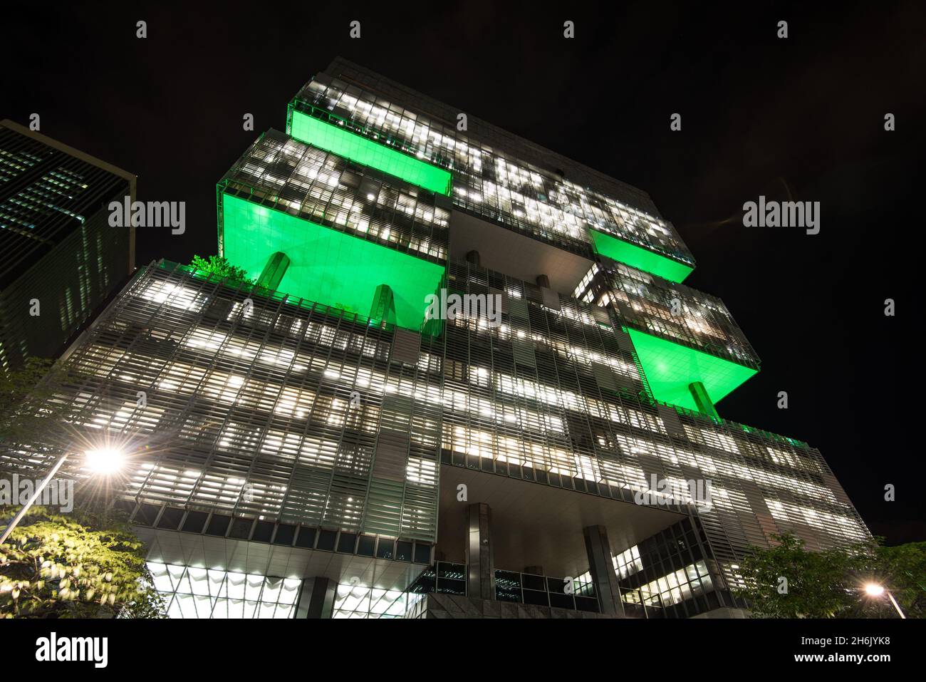 Rio de Janeiro, Brésil - 17 avril 2018 : façade du bâtiment de la société Petrobras la nuit avec des lumières décoratives vertes. Banque D'Images