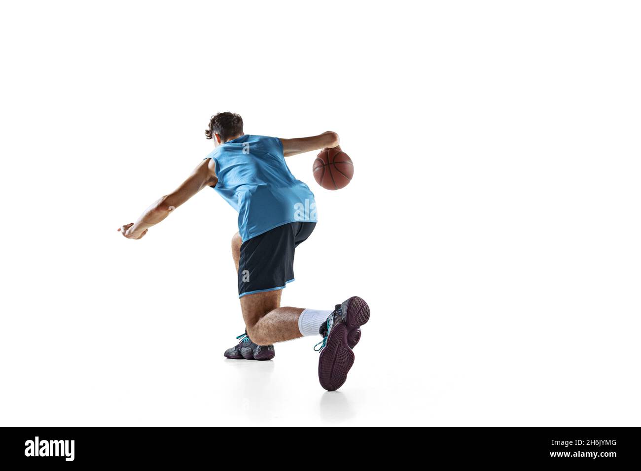 Vue arrière d'un joueur de basket-ball professionnel en uniforme de sport bleu isolé sur fond blanc de studio. Banque D'Images