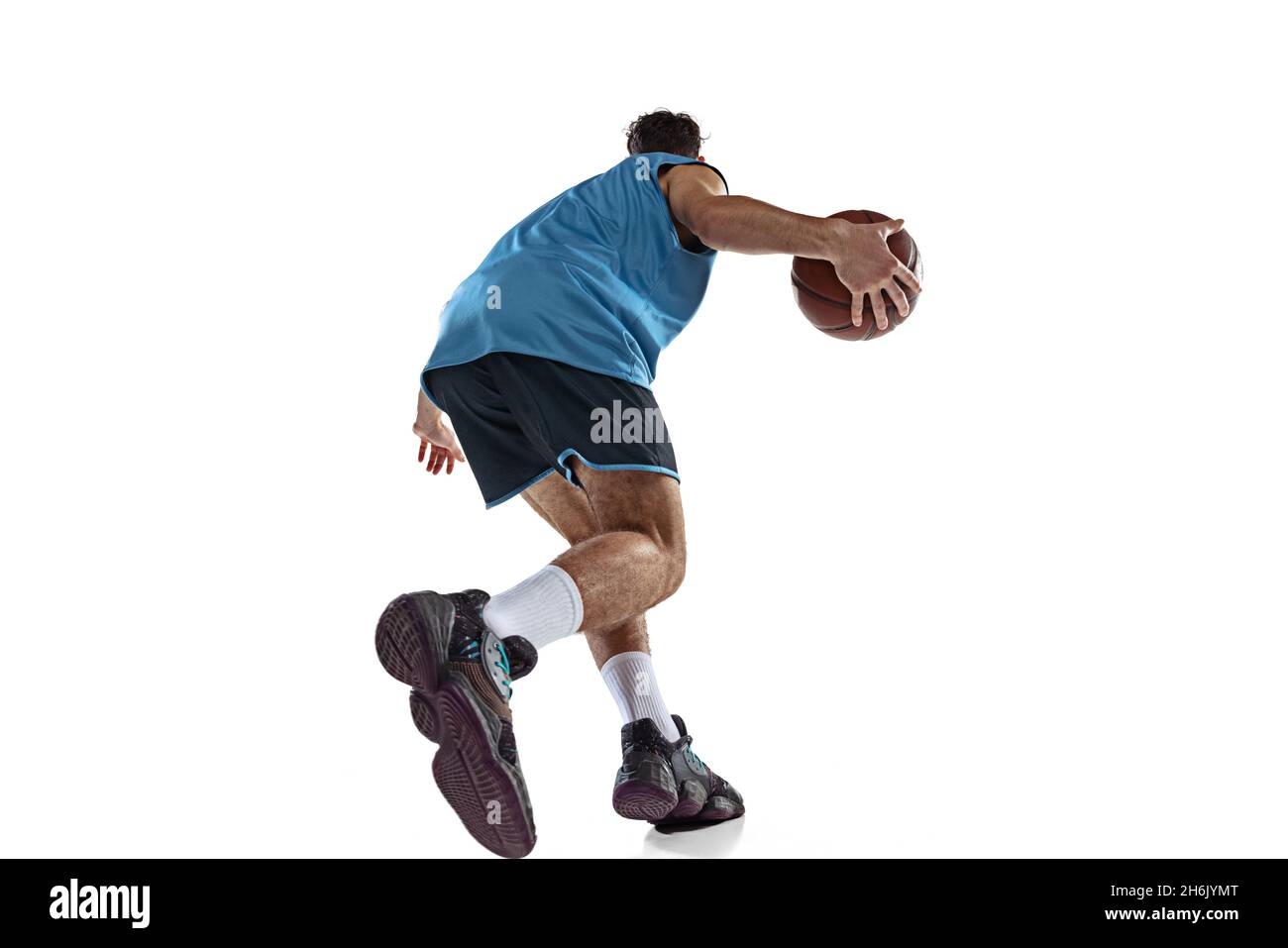 Vue arrière d'un joueur de basket-ball professionnel en uniforme de sport bleu isolé sur fond blanc de studio. Banque D'Images