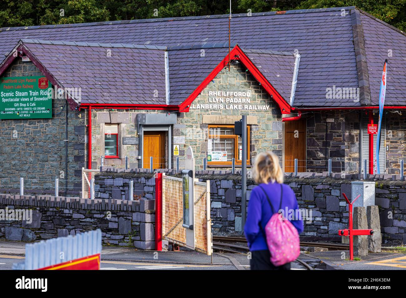 Gare de Llanberis Lake, début de la pittoresque promenade en train à vapeur au bord du lac, Llanberis, pays de Galles, Royaume-Uni, Banque D'Images