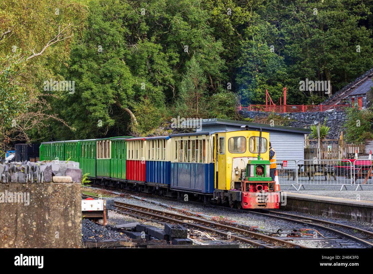 Train à vapeur se tenant à la gare ferroviaire de Llanberis Lake, début de la pittoresque promenade en train à vapeur au bord du lac, Llanberis, pays de Galles, Royaume-Uni, Banque D'Images