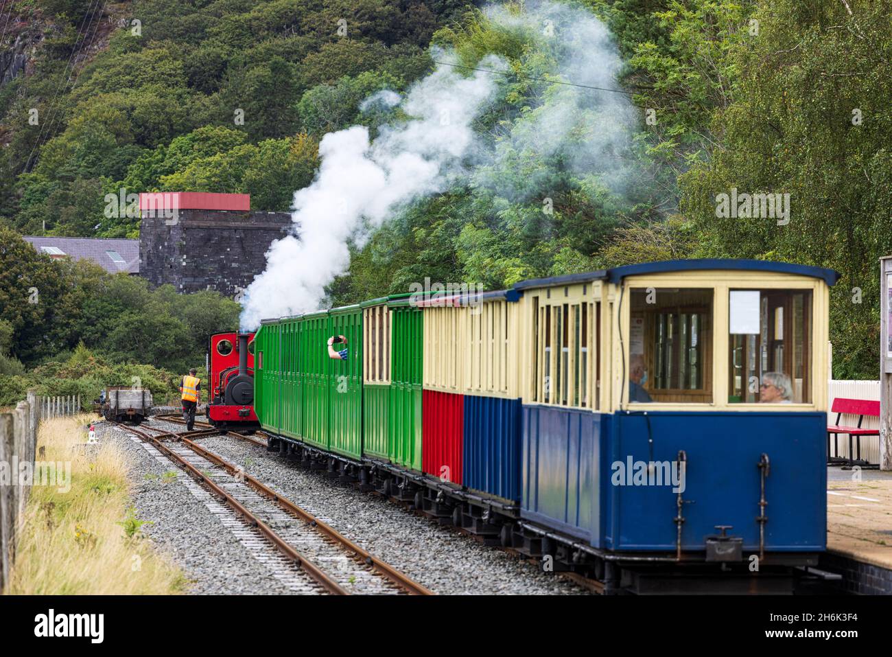 Train à vapeur se tenant dans la gare de Llanberis Lake, début du pittoresque train à vapeur au bord du lac RideLlanberis, pays de Galles, Royaume-Uni, Banque D'Images