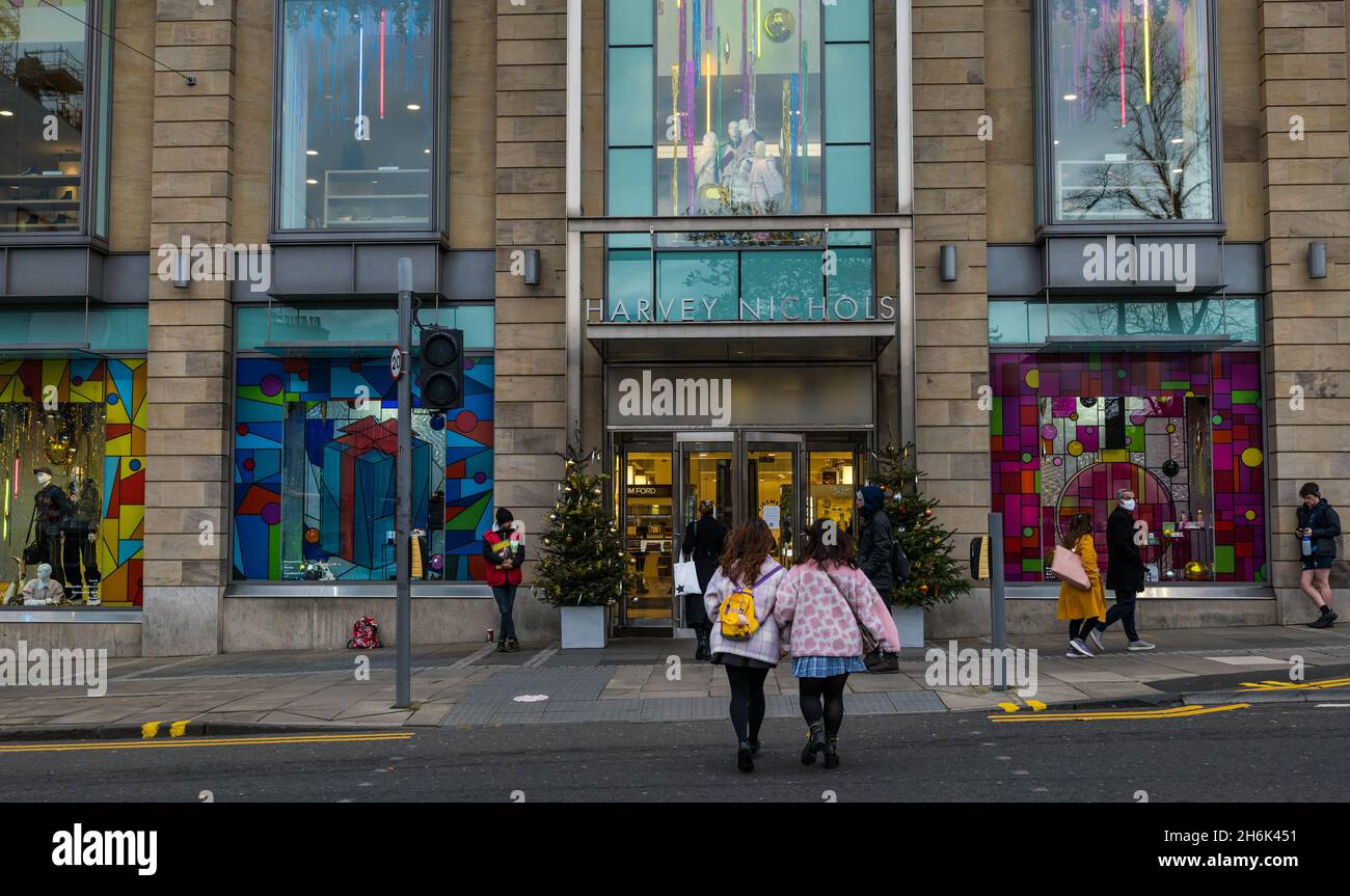 Édimbourg, Écosse, Royaume-Uni, 16 novembre 2021.Décorations de Noël: Le centre-ville est à l'air festif avec des décorations dans les fenêtres de Harvey Nichols grand magasin. Banque D'Images