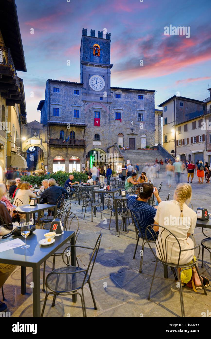 Cortona Arezzo Toscane Italie.Palazzo del Popolo sur la Piazza della Repubblica au coucher du soleil Banque D'Images