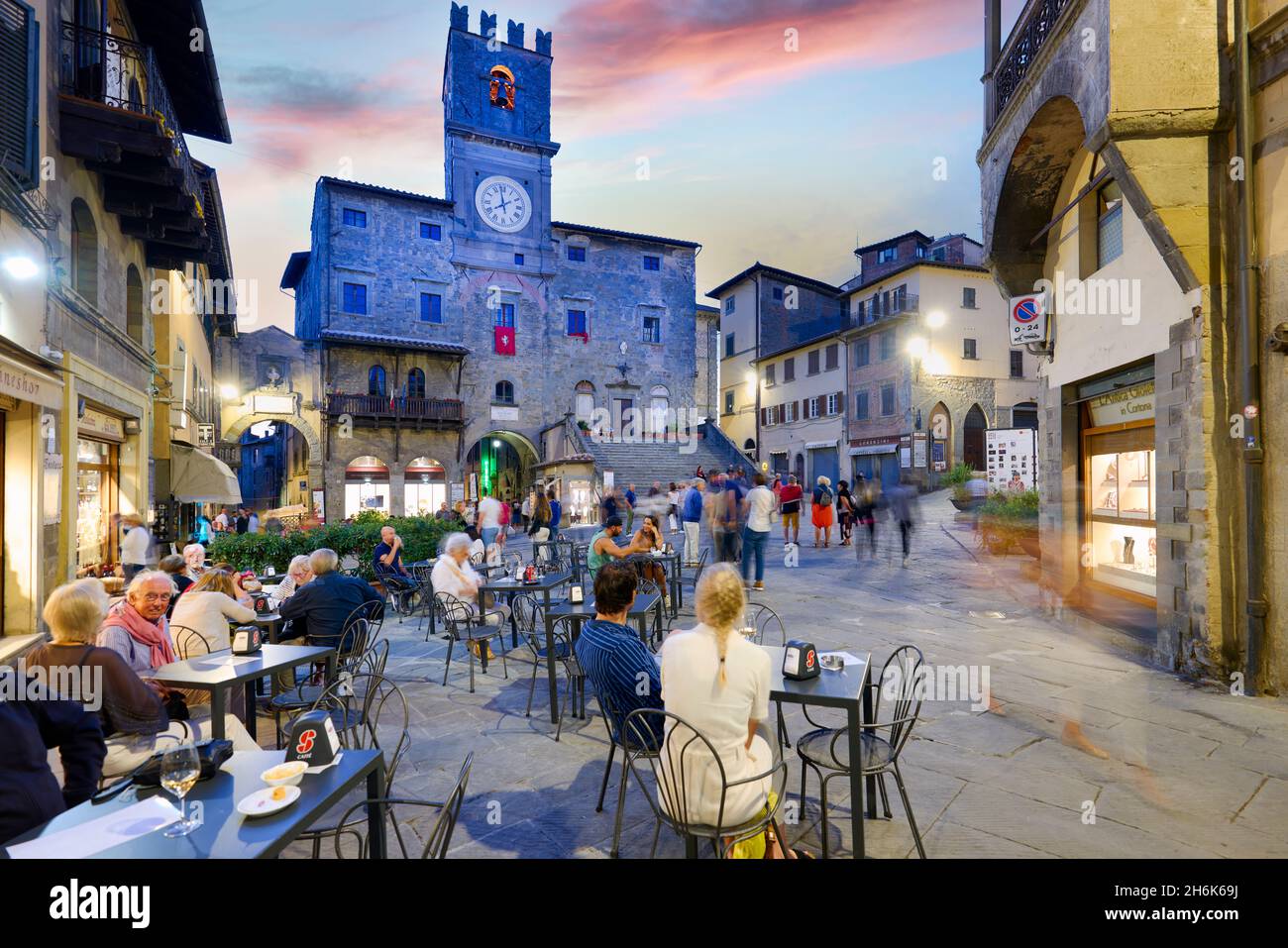 Cortona Arezzo Toscane Italie.Palazzo del Popolo sur la Piazza della Repubblica au coucher du soleil Banque D'Images
