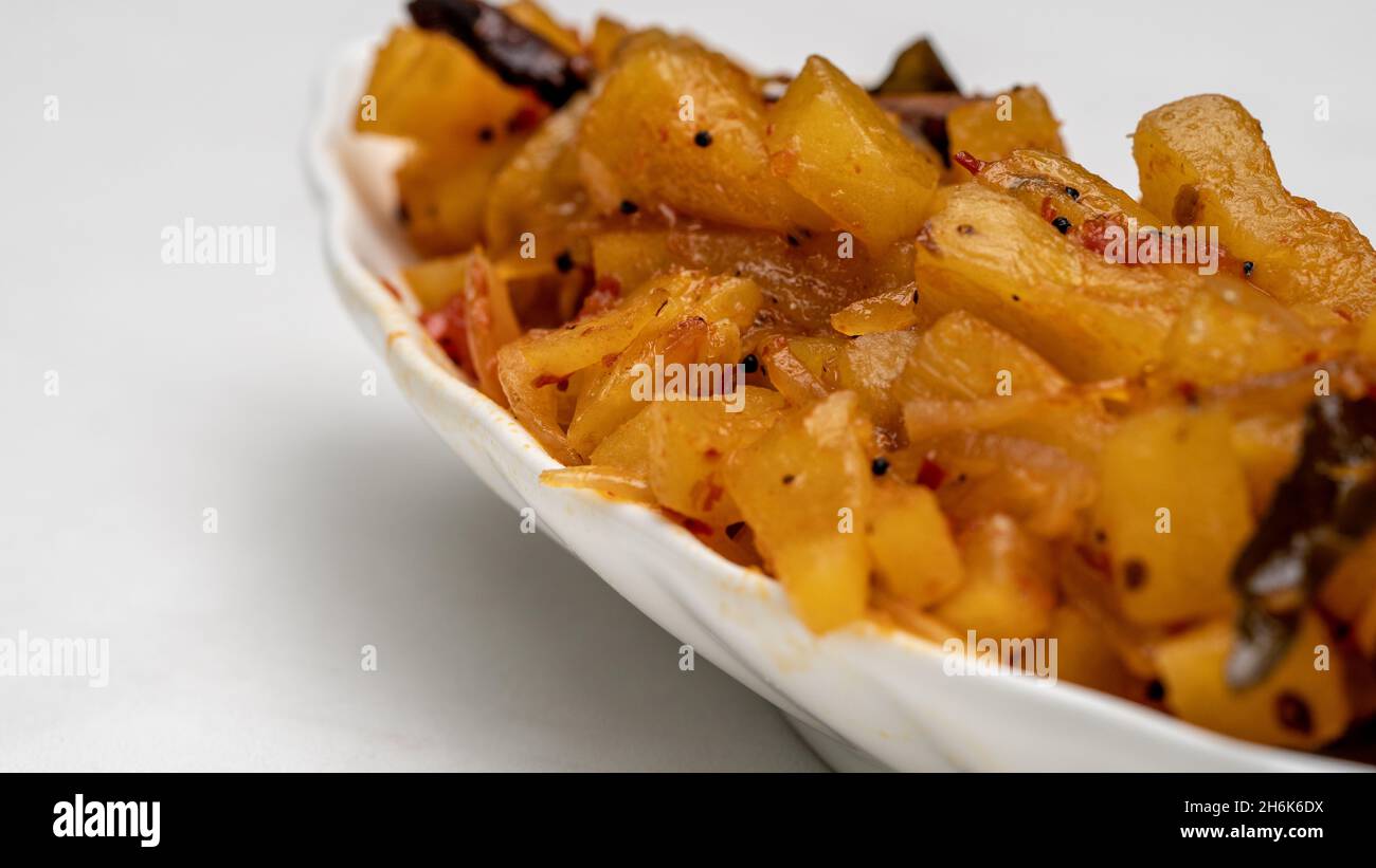 Chutney traditionnel à l'ananas dans un bol à feuilles blanches isolé sur fond blanc. Banque D'Images