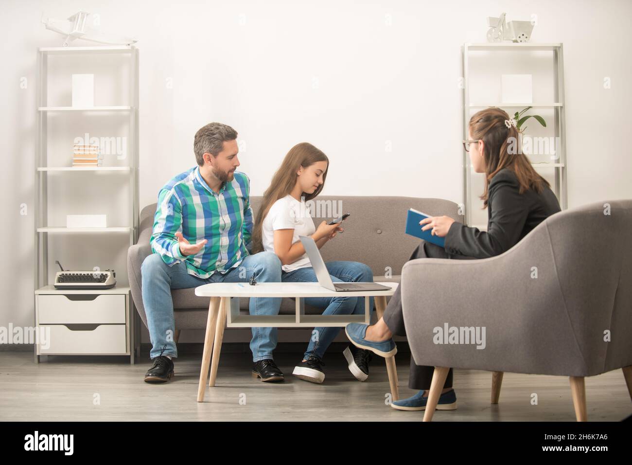 psychologue donner la thérapie familiale pour papa et téléphone dépendance fille fille, famille Banque D'Images