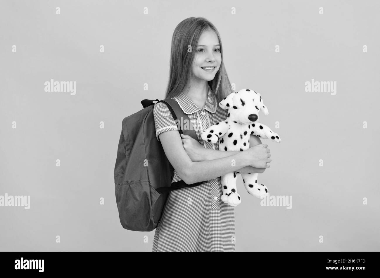 bonne adolescente fille avec sac à dos d'école et chien jouet, l'enfance Banque D'Images