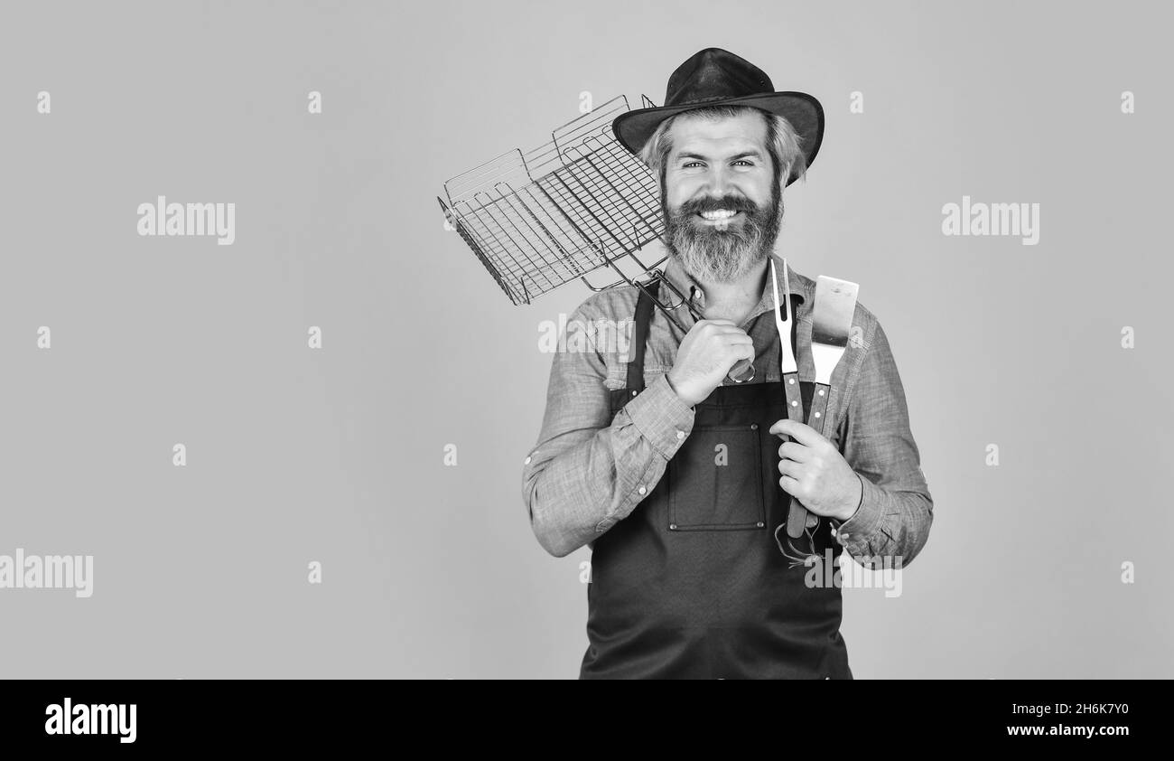 utilisez des ustensiles de cuisine et divers produits. chef mature utilisez des ustensiles de cuisine pour le barbecue. Outils pour rôtir la viande. Qui cuisinent mieux. Une cuisine ultime Banque D'Images