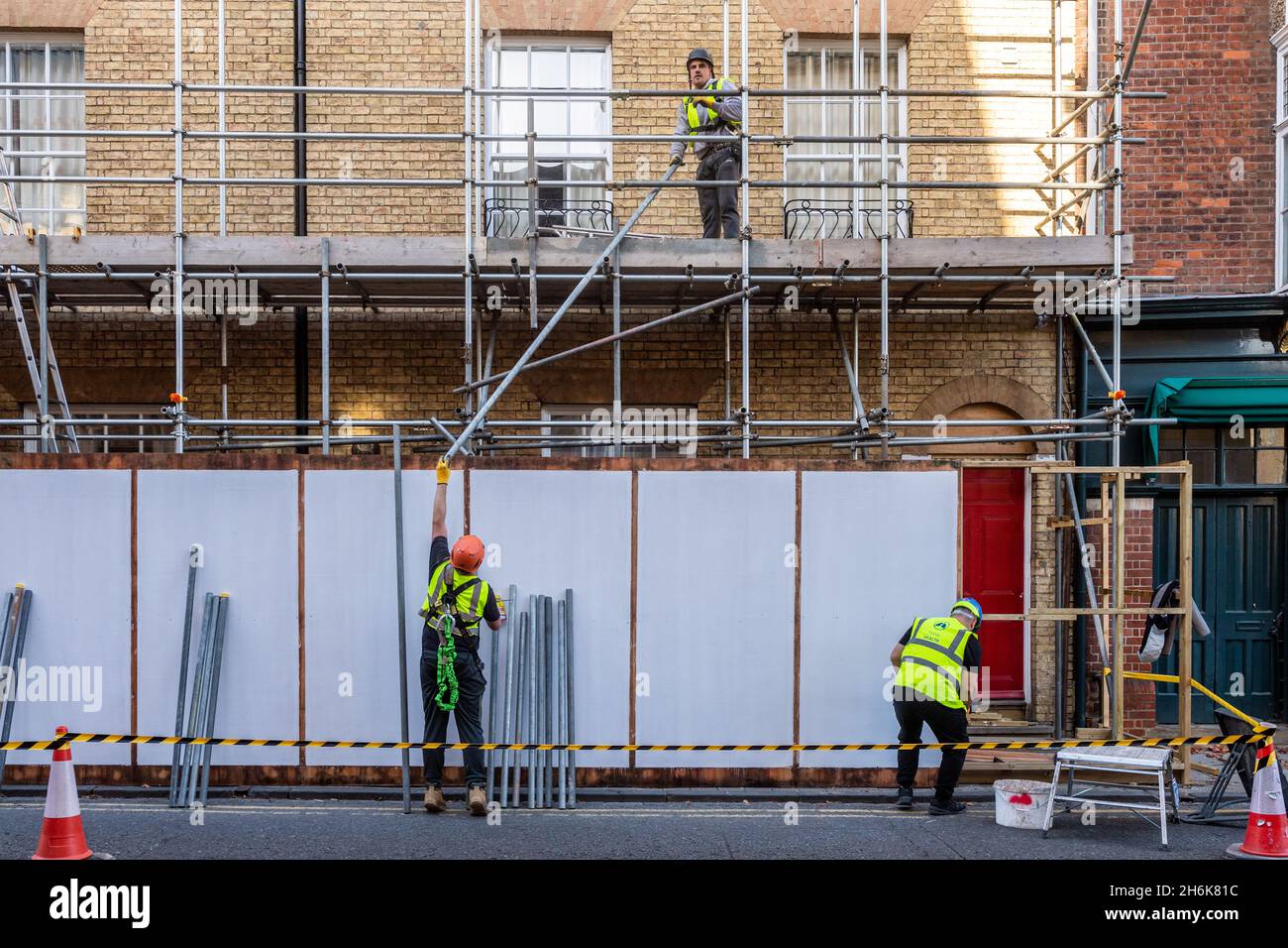 Échafaudages portant des casques de sécurité et des gilets haute visibilité au travail à Cambridge, au Royaume-Uni. Banque D'Images