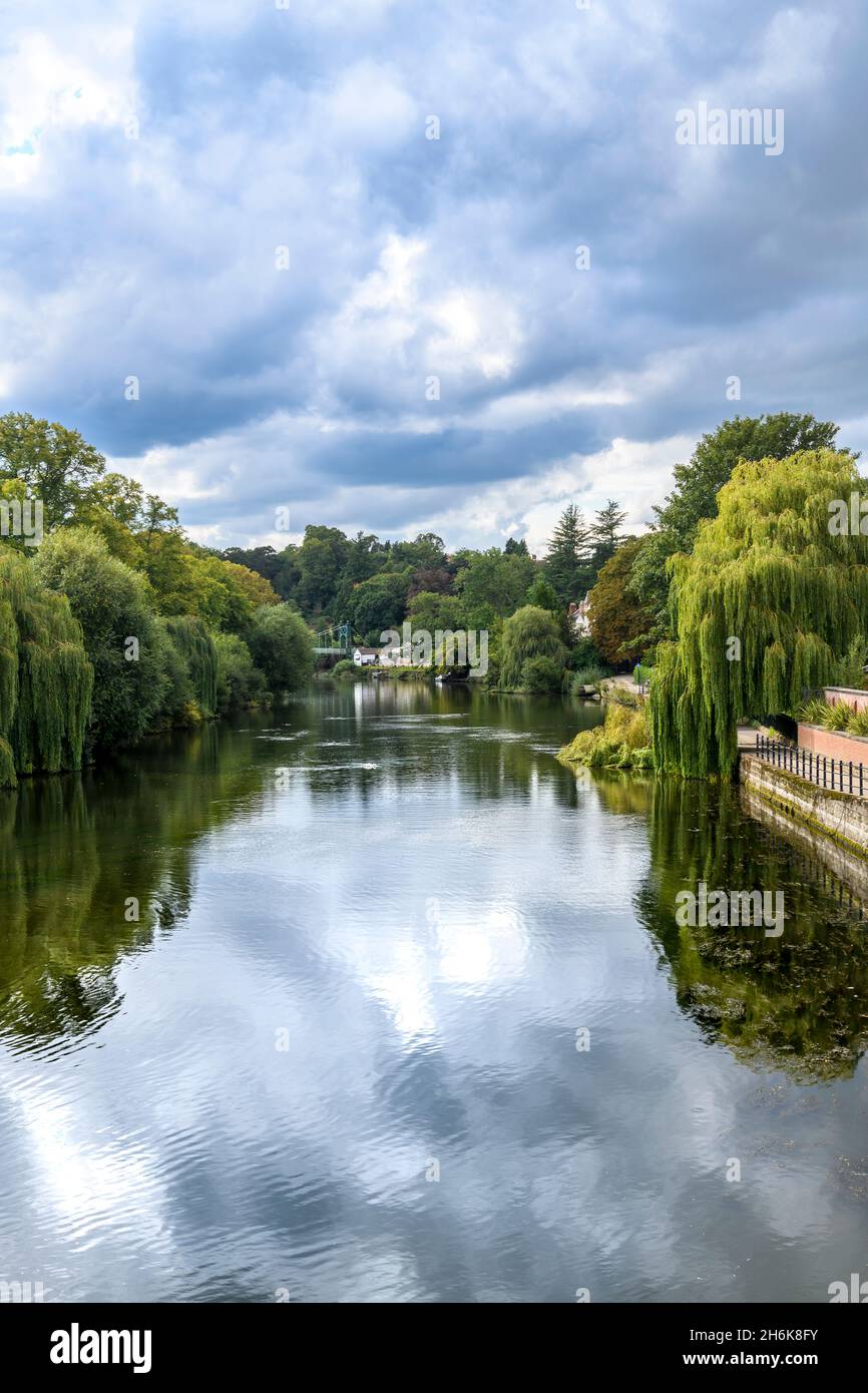 La ville de Shrewsbury est entourée par la jolie rivière Severn.Le pont suspendu de Port Hill est visible au loin.Prise de vue depuis le pont Welsh. Banque D'Images