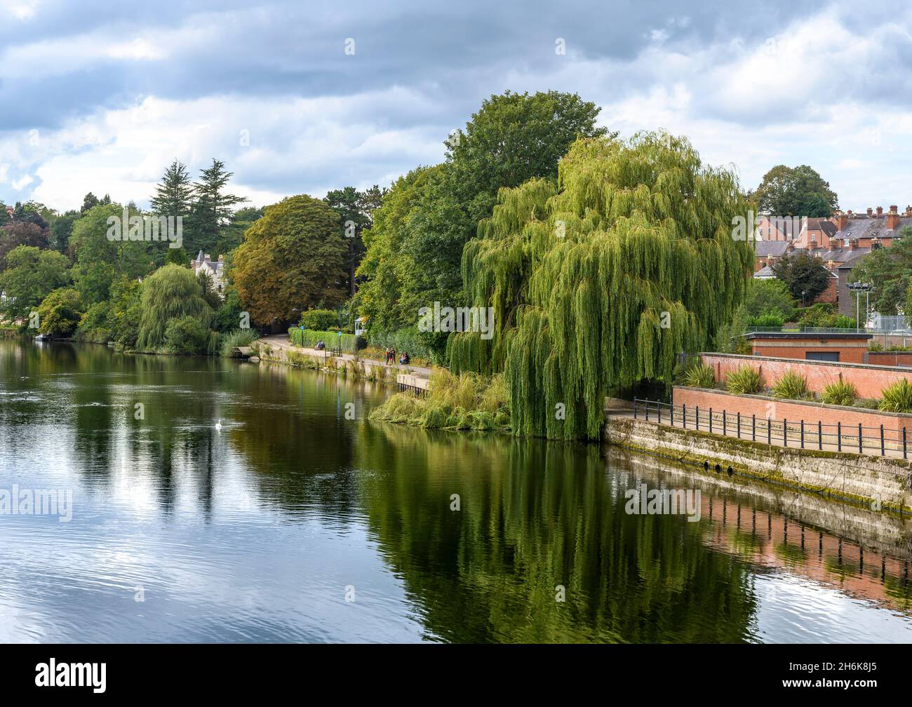 La ville de Shrewsbury est entourée par la jolie rivière Severn.Le pont suspendu de Port Hill est visible au loin.Prise de vue depuis le pont Welsh. Banque D'Images