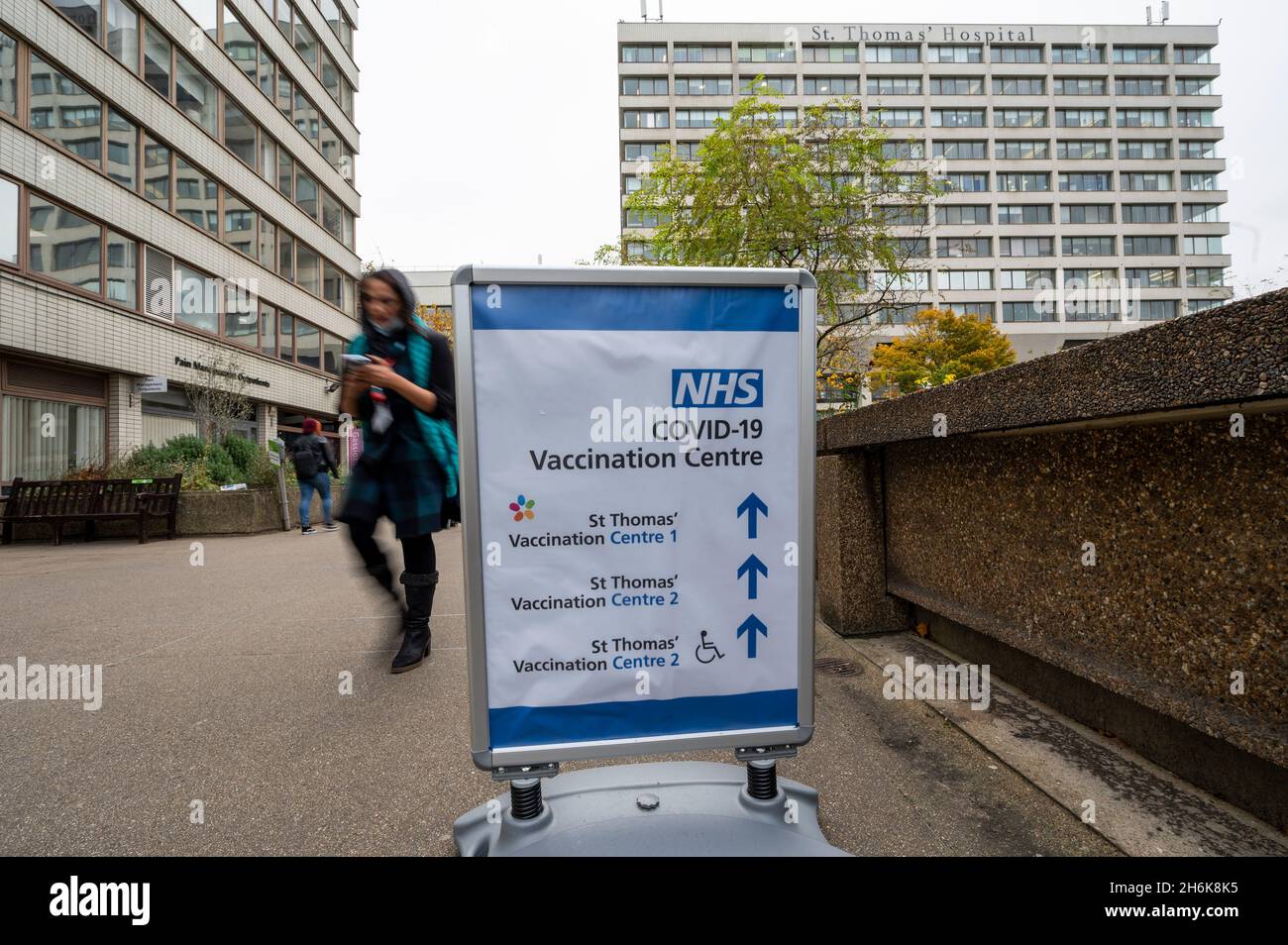 Londres, Royaume-Uni.16 novembre 2021.Un panneau à l’extérieur d’un centre de vaccination à l’hôpital St Thomas de Westminster.Le gouvernement britannique a indiqué que trois injections (2 injections et un rappel) constitueraient une vaccination complète.Chris Whitty, le médecin-chef de l'Angleterre, a déclaré qu'il y avait des « nuages de tempête » qui se rassemblaient dans certaines parties de l'Europe et a mis en garde contre les taux de vaccination des femmes enceintes, car 98 % des femmes enceintes gravement malades à l'hôpital n'avaient pas été vaccinées.Credit: Stephen Chung / Alamy Live News Banque D'Images