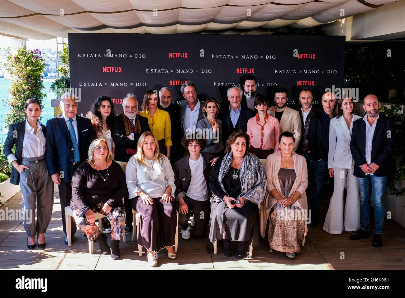 16 novembre 2021, Naples, Italie: Directeur Paolo Sorrentino avec la distribution du film c'était la main de Dieu, créé dans sa ville natale, le film est le candidat Oscar 2022 pour l'Italie, a remporté le Grand Prix du jury à Venise et a reçu le Lion d'argent Banque D'Images