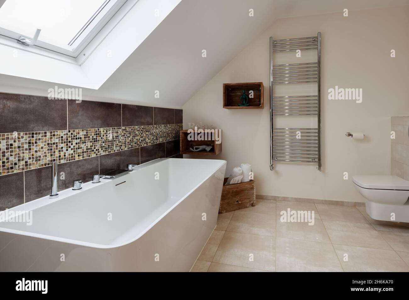 Essex, Angleterre - novembre 18 2019: Belle salle de bains moderne partiellement carrelée avec porte-serviettes et étagère murale Banque D'Images