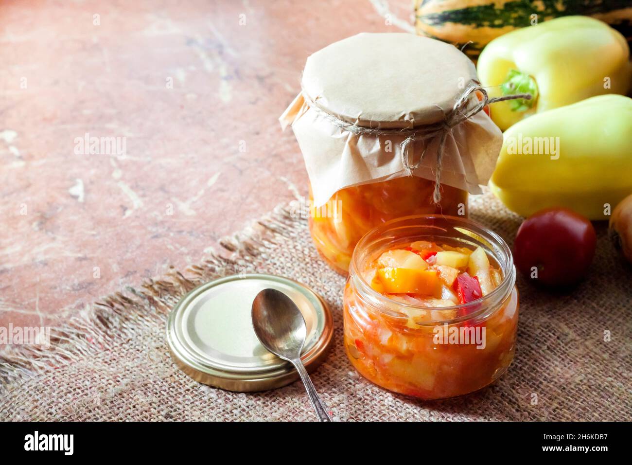 Conservation maison.Salade de courgettes et de poivrons dans un bol en verre avec ingrédients sur fond.Copier l'espace Banque D'Images