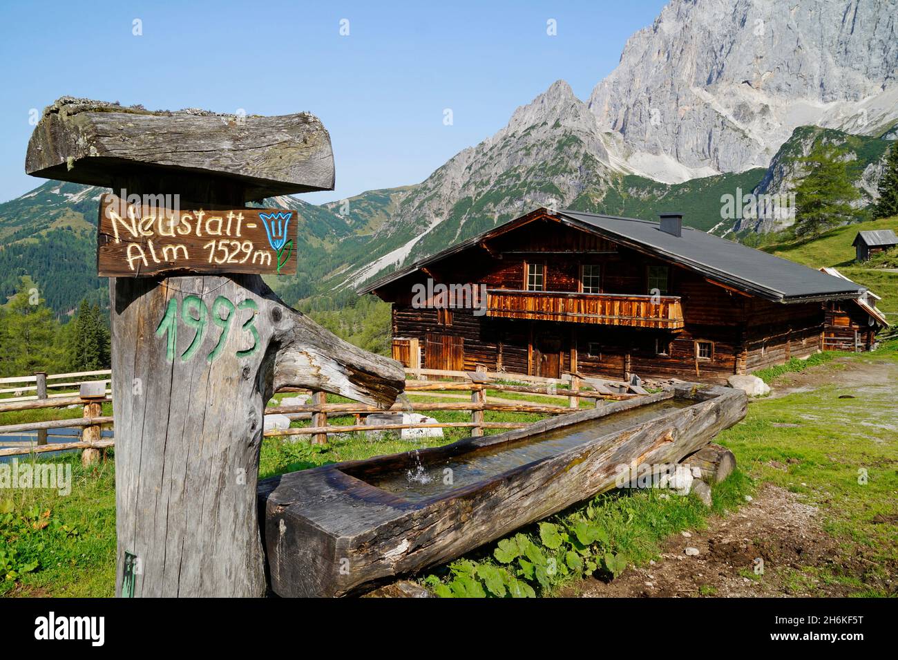 Une maison rustique en bois et une gouttière à Neustatt Alm dans les Alpes autrichiennes dans la région de Dachstein (Styrie en Autriche) Banque D'Images