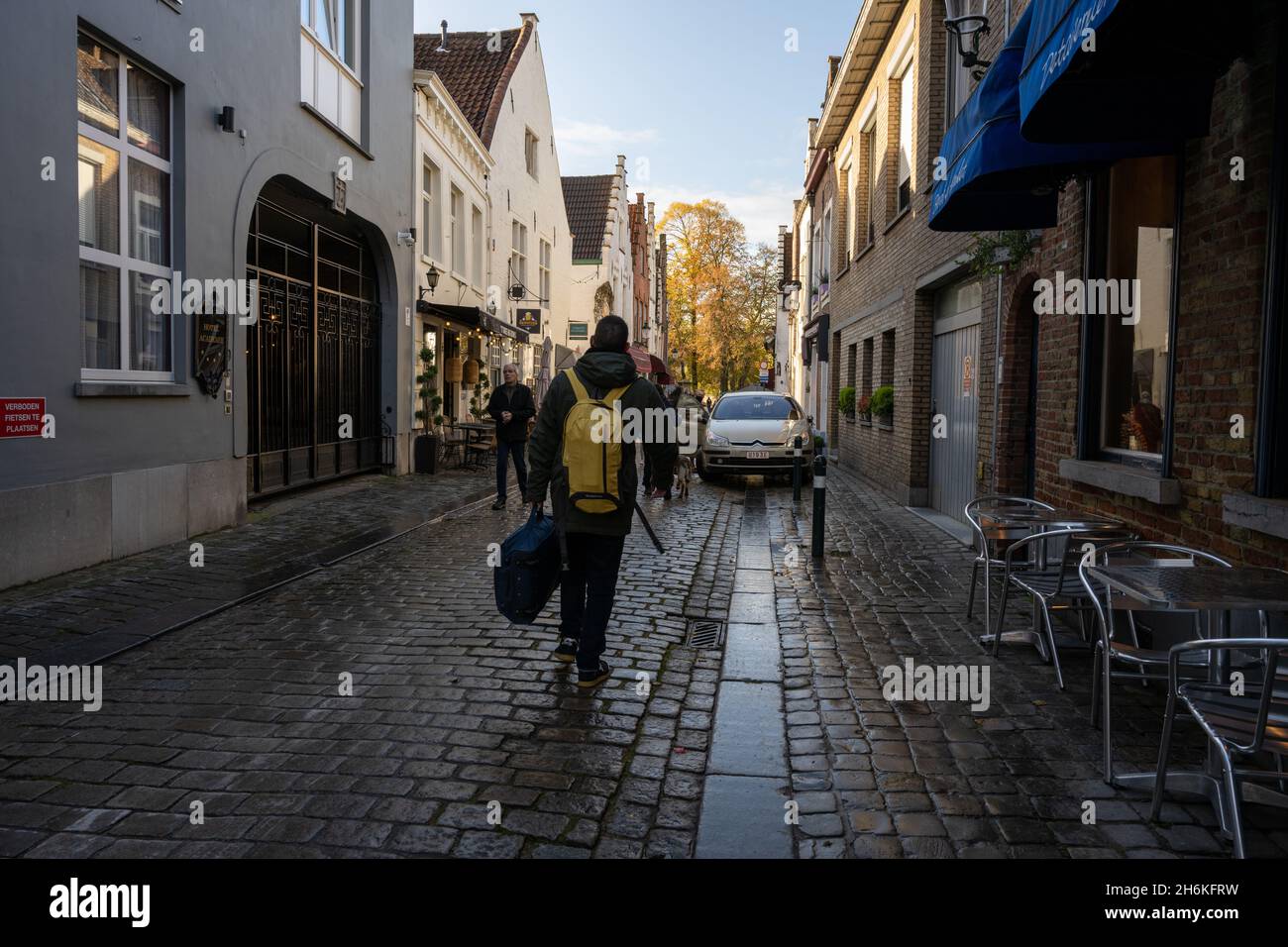 Bruges, Belgique - 5 novembre 2021 : vue sur la rue de la vieille ville de Bruges.Le centre-ville historique est un site classé au patrimoine mondial de l'UNESCO Banque D'Images