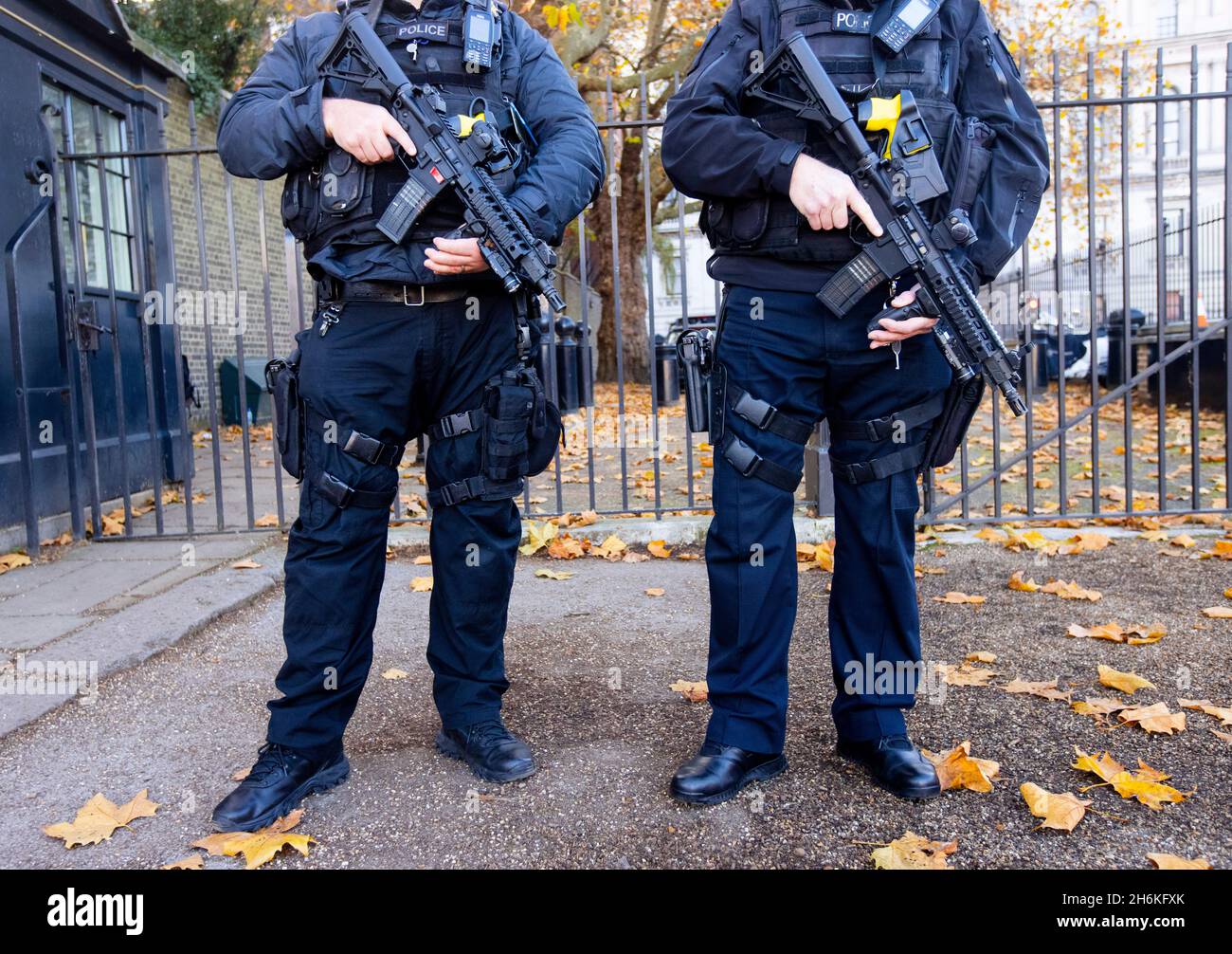 Londres, Royaume-Uni.16 novembre 2021.Patrouille de police armée à Westminster.L'alerte terroriste britannique a été levée pour "persévérer" à la suite de la bombe de taxi à Liverpool le dimanche du souvenir et de la mort récente du député conservateur David Amess.Crédit : Mark Thomas/Alay Live News Banque D'Images