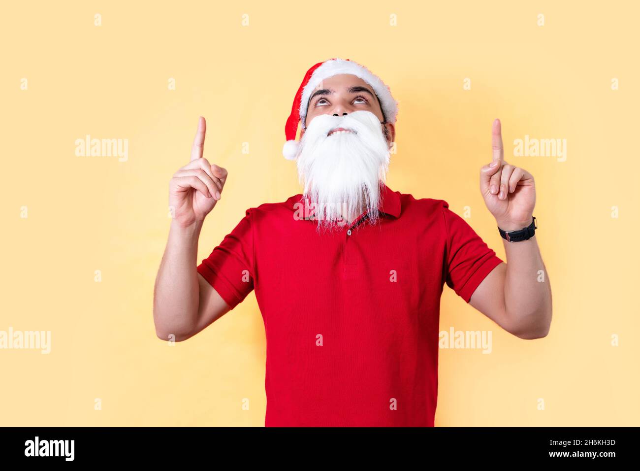 Gros plan du Père Noël en regardant et pointant vers le haut.Noël et nouvel an. Banque D'Images