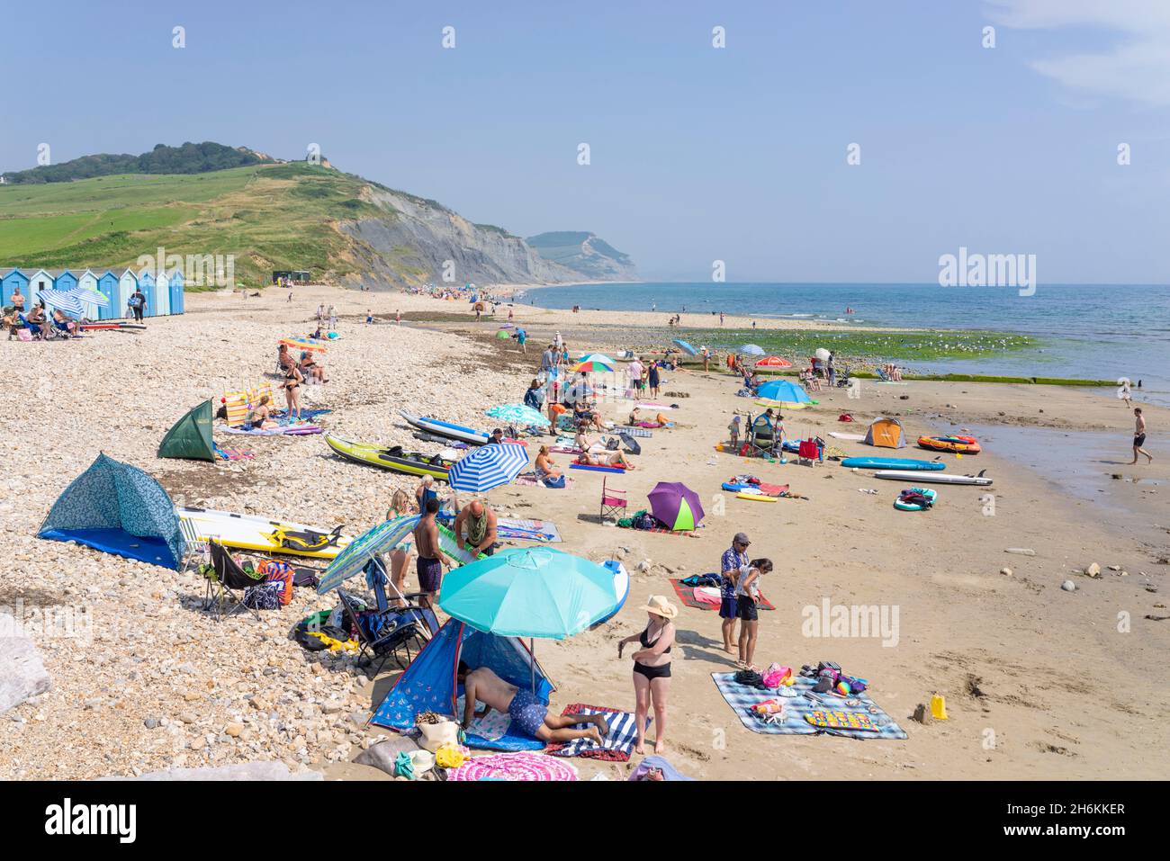 Charmouth Dorset Charmouth Beach familles sur la plage de Charmouth Dorset Charmouth Lyme Bay Dorset Angleterre GB Europe Banque D'Images