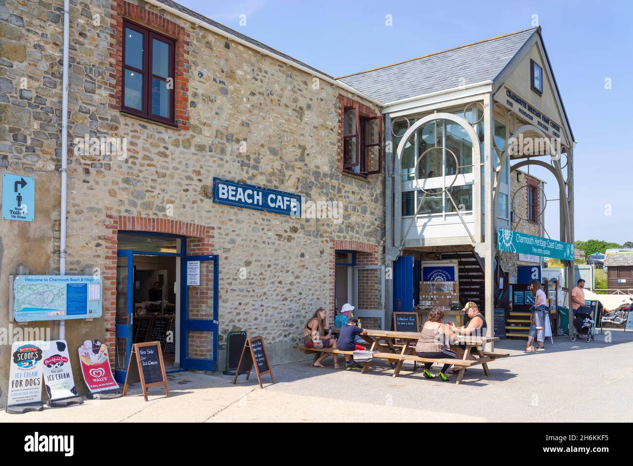 Charmouth Dorset Charmouth Heritage Coast Centre et café de plage Charmouth Beach Charmouth Lyme Bay Dorset Angleterre GB Europe Banque D'Images