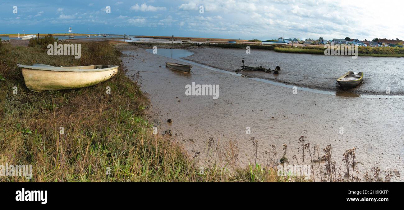 Marée basse avec des bateaux dans la boue à Mow Creek Brancaster Staithe Harbour nord Norfolk Angleterre Banque D'Images
