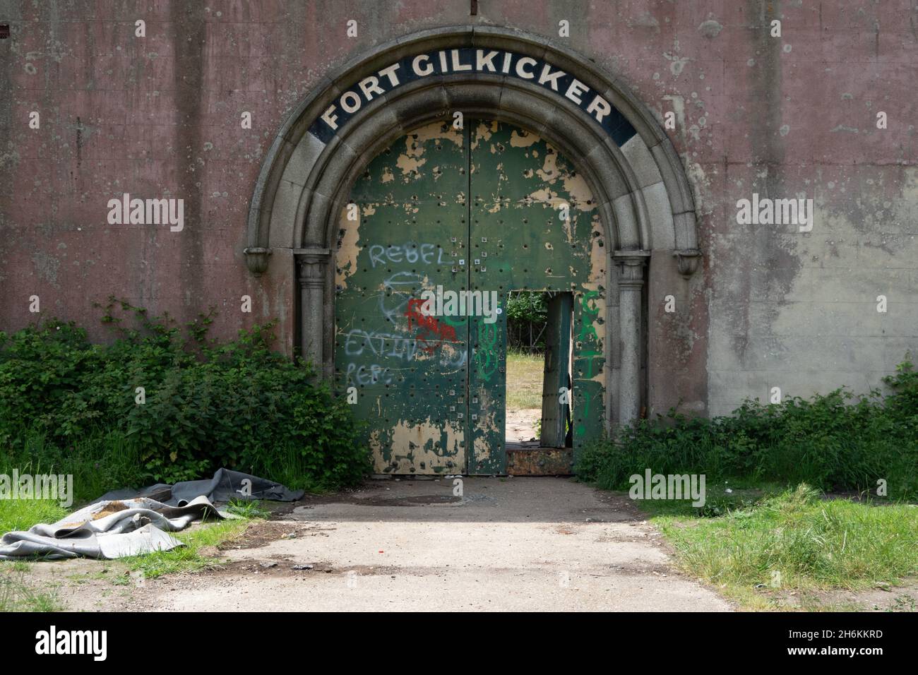 Entrée de fort Gilkicker en très mauvais état.Old fort est situé à l'extrémité est de la baie Stokes, près de Gosport Hampshire Angleterre Banque D'Images