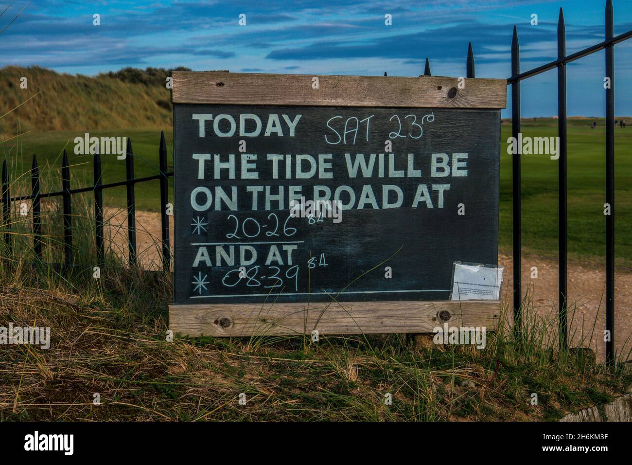 Le Royal West Norfolk Golf Club affiche informant les membres des heures et des jours où la marée inondera la Beach Road à Brancaster, dans le nord de Norfolk en Angleterre Banque D'Images