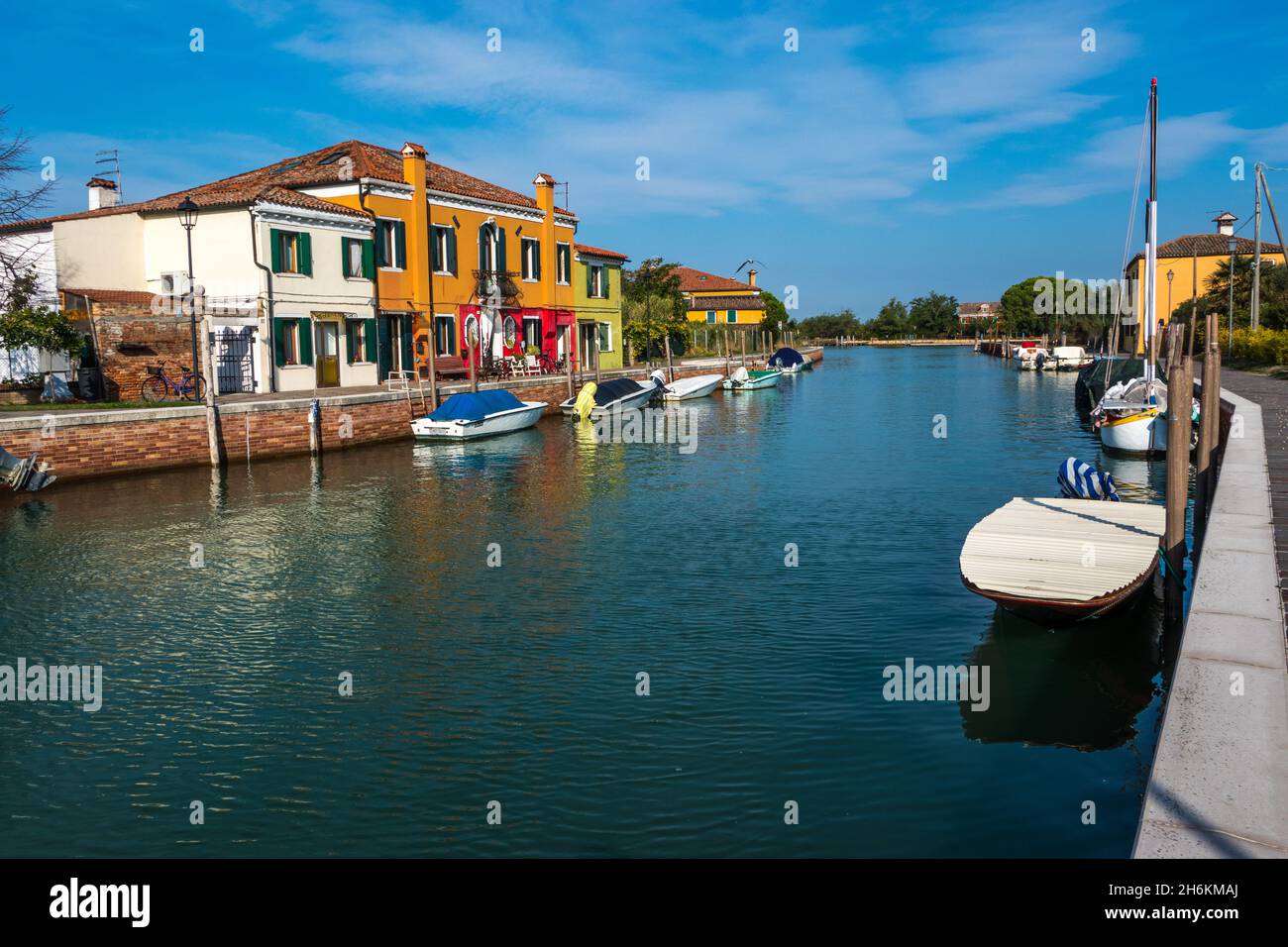 Des bateaux amarrés dans le canal le long de maisons colorées sur Mazzorbo près de Venise Italie Banque D'Images