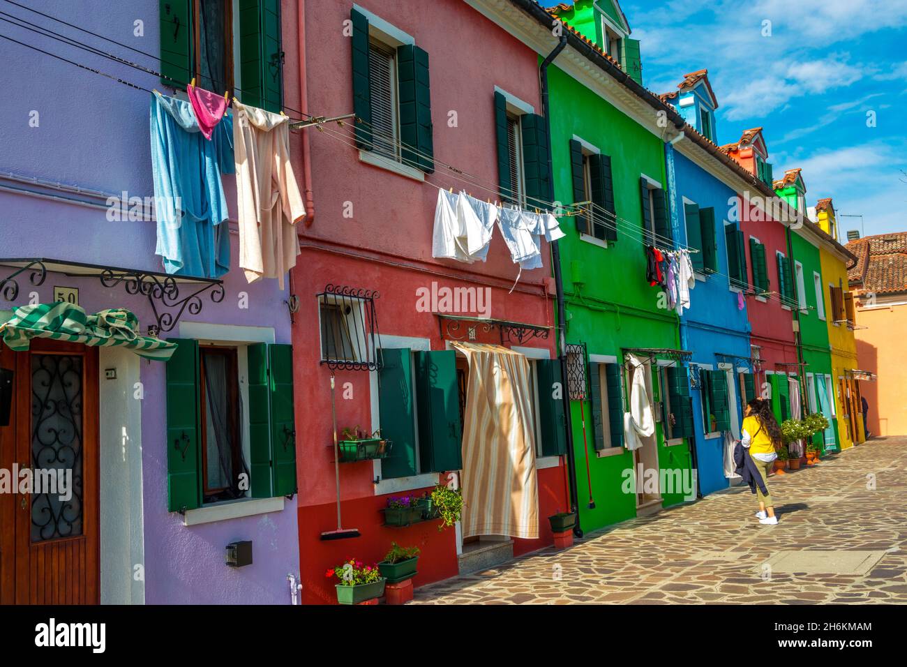 Rangée d'arc-en-ciel maison colorée avec le linge suspendu des fenêtres à Burano près de Venise Italie Banque D'Images