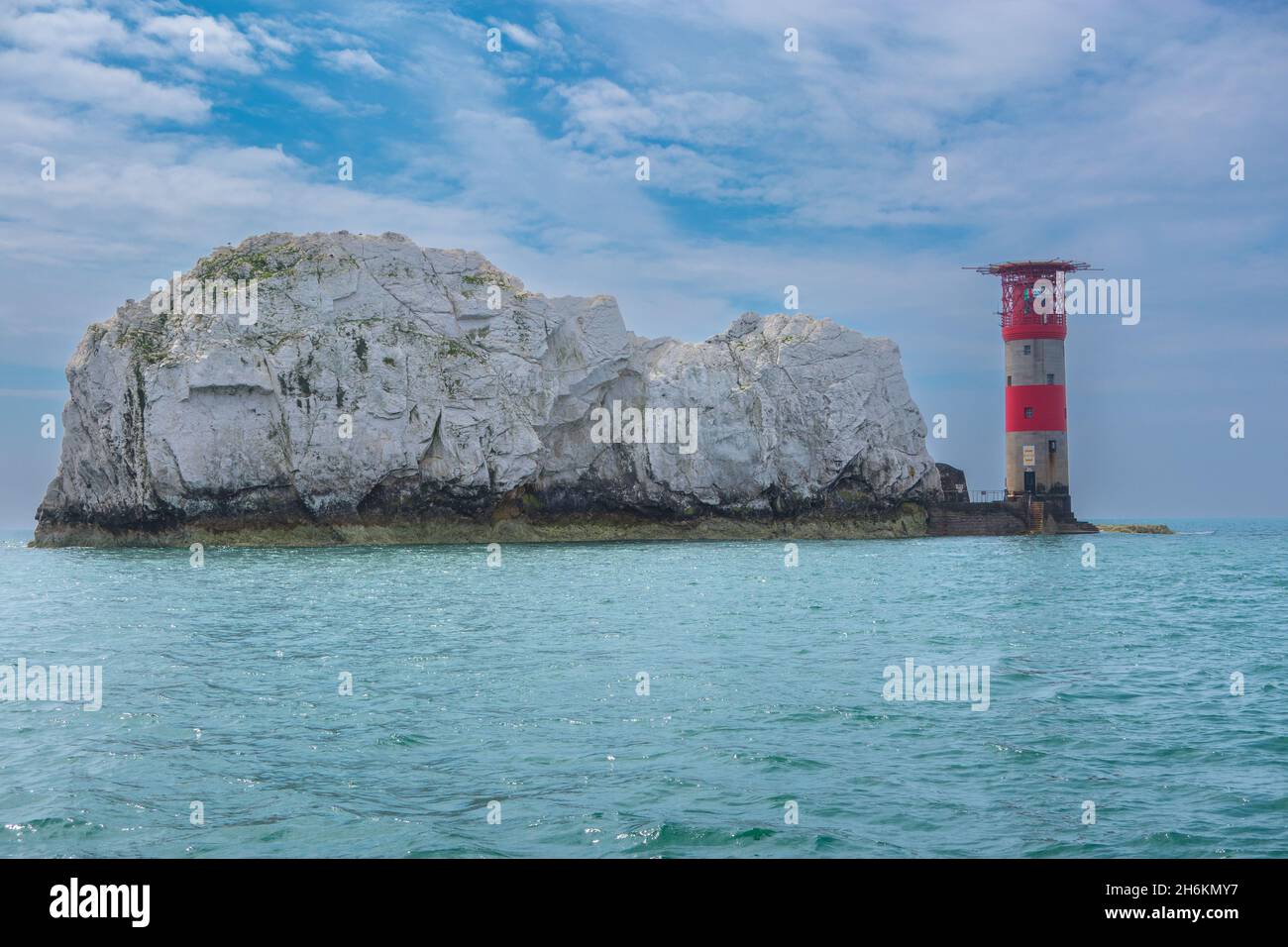 Les aiguilles et le phare rouge et blanc sur le Solent sur l'île de Wight Hampshire Angleterre Banque D'Images