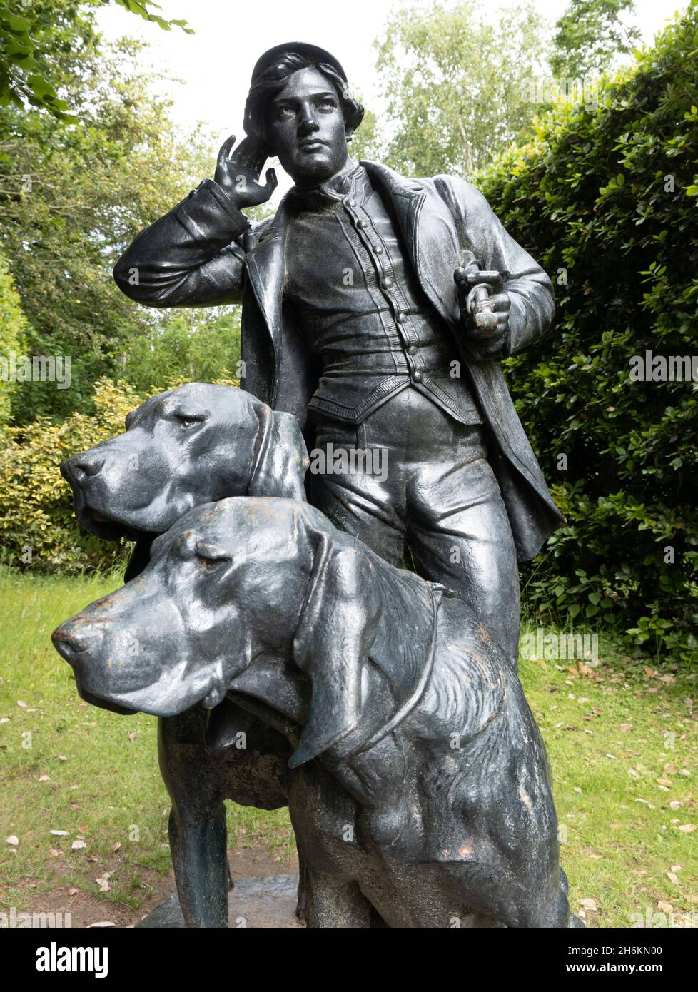 Statue de deux chiens et de deux hommes huntsman dans le domaine de la propriété maintenant National Trust Anglesey Abbey Lode près de Cambridge Angleterre Banque D'Images