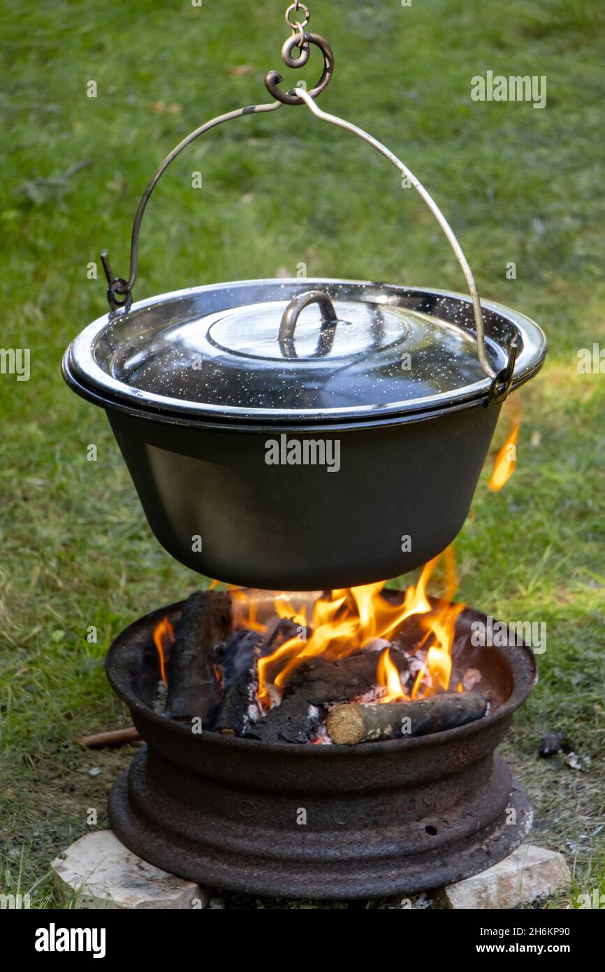 Cuisiner dans un chaudron sur un feu ouvert dans la nature Banque D'Images