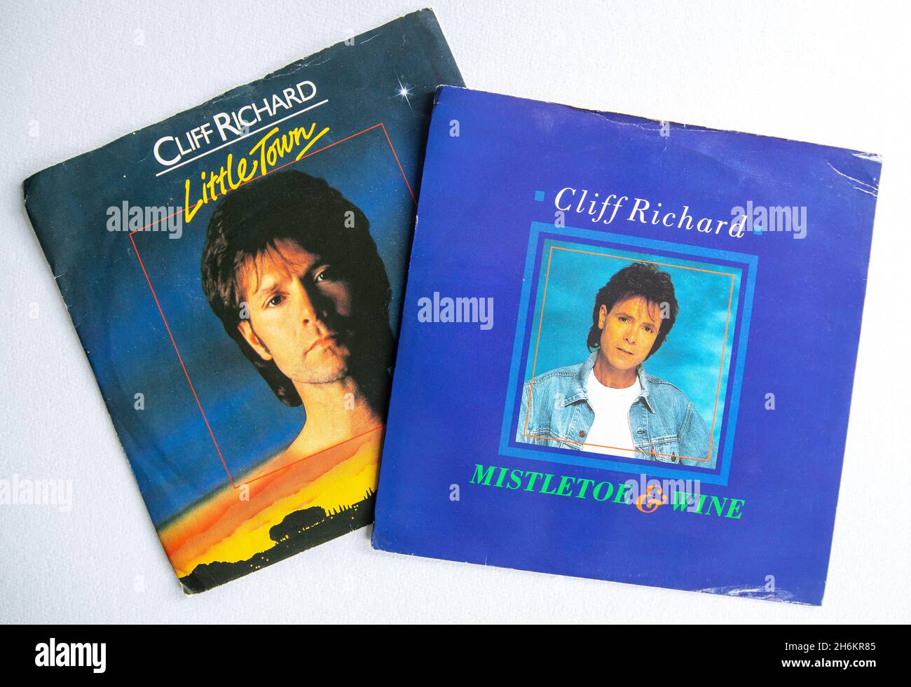 Sept pouces vinyle couvertures d'image de Noël cliquez sur les célibataires Mistletoe et vin et petite ville par Cliff Richard Banque D'Images