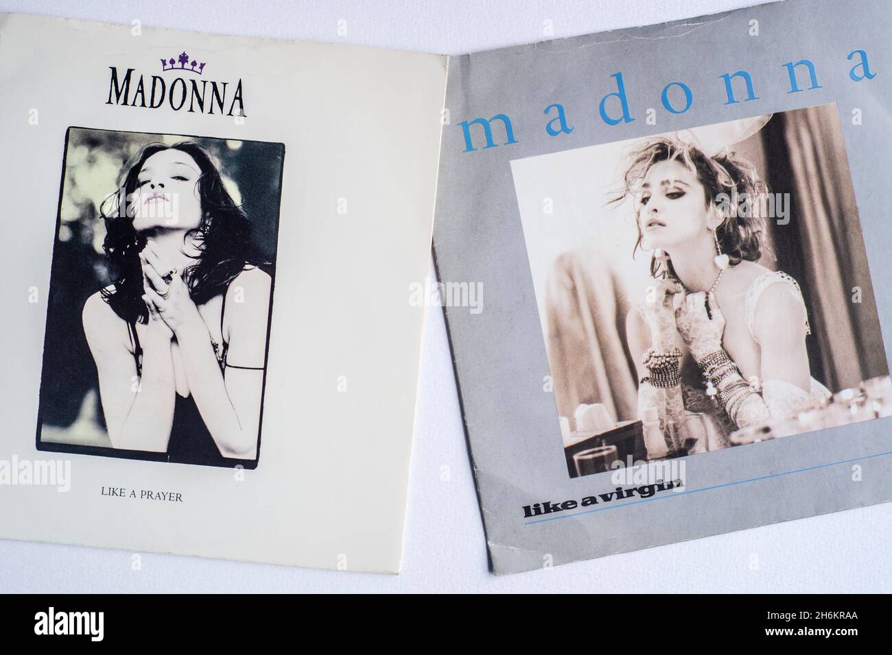 Pochettes d'images de sept pouces vinyle versions simples de comme une Vierge et comme une prière de Madonna Banque D'Images