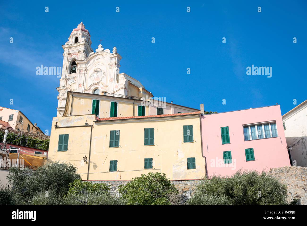 Cervo ligure, ville romaine italienne de la riviera Ligurienne, en été avec ciel bleu Banque D'Images