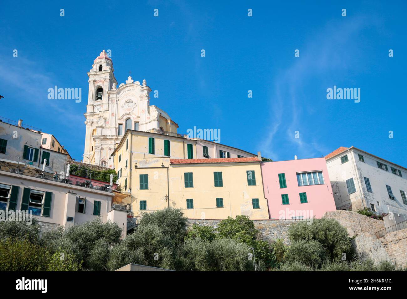Cervo ligure, ville romaine italienne de la riviera Ligurienne, en été avec ciel bleu Banque D'Images