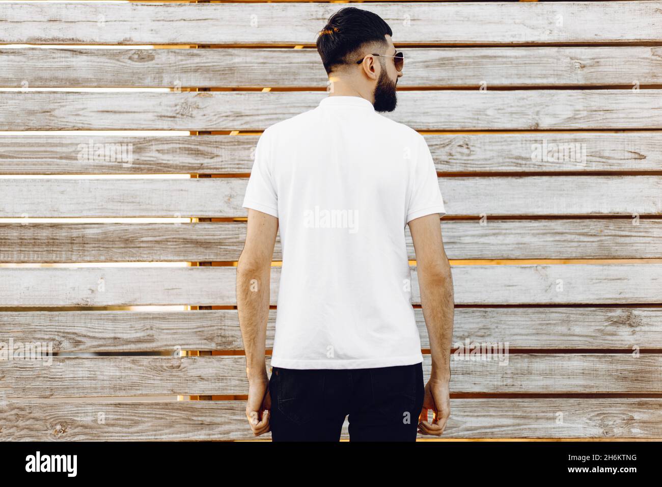 Motif maillot et concept personnel.Homme élégant en t-shirt blanc vierge de  derrière, homme en t-shirt blanc sur fond de mur en bois.T-shirt blanc  Photo Stock - Alamy