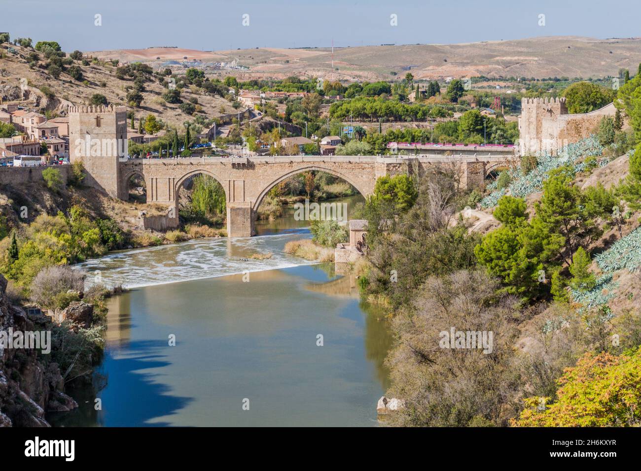 Pont Puente San Martin au-dessus de la rivière Tajo à Tolède, Espagne Banque D'Images