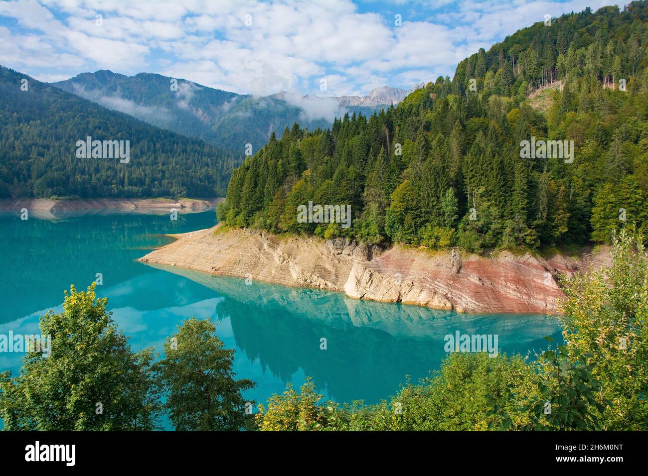 Faible niveau d'eau dans le lac Sauris, Lago di Sauris, fin septembre.Le lac est artificiel, formé par un barrage, et est situé dans la province d'Udine, au nord-est de l'Italie Banque D'Images