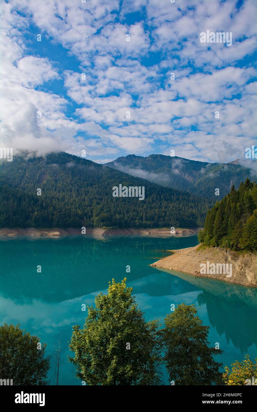 Faible niveau d'eau dans le lac Sauris, Lago di Sauris, fin septembre.Le lac est artificiel, formé par un barrage, et est situé dans la province d'Udine, au nord-est de l'Italie Banque D'Images