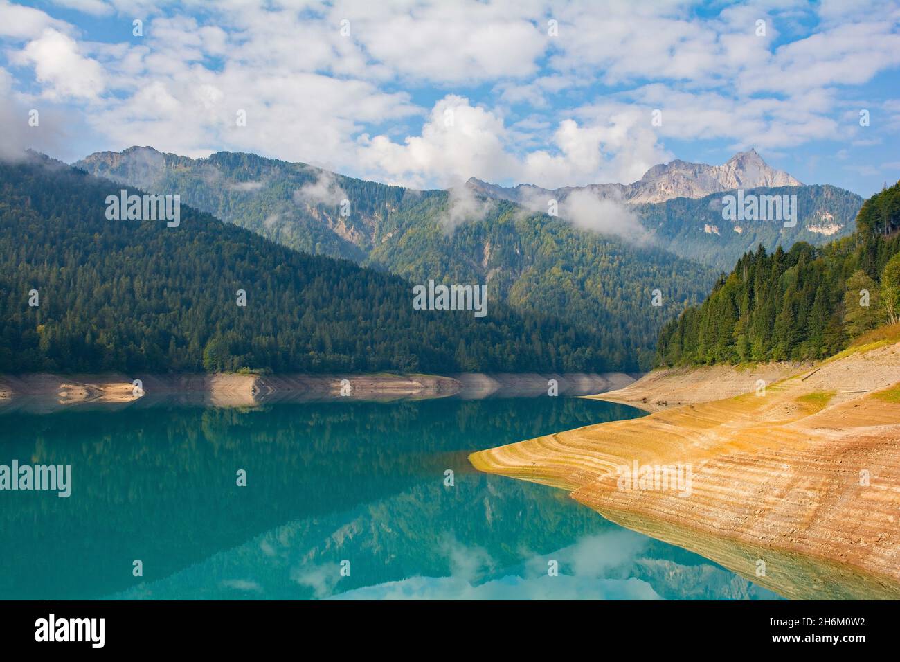 Faible niveau d'eau dans le lac Sauris, Lago di Sauris, fin septembre.Le lac est artificiel, formé par un barrage, et est situé dans la province d'Udine, au nord-est de l'Italie Banque D'Images